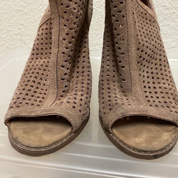 Lucky Brand Larise Laser Cut Suede Peep Toe Ankle Boots Size 6 - Picture 6 of 8